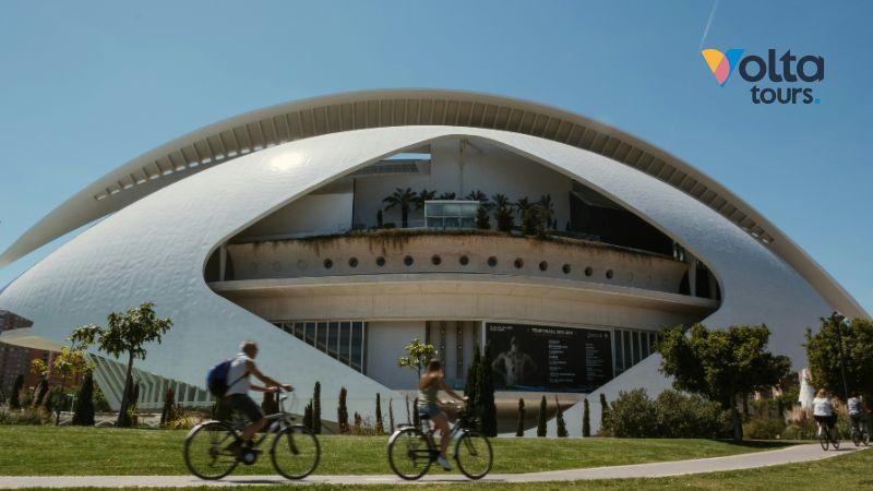 Hermosa vista del Jardín del Turia, el parque urbano lineal más largo de España, tomada desde un puente histórico